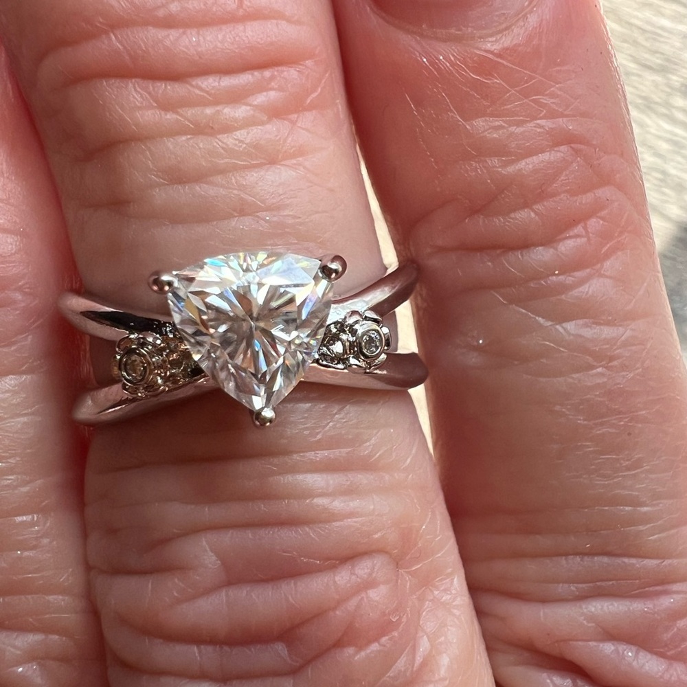 Women’s Sz 6 Trillion cut 1ct Moissanite  Ring